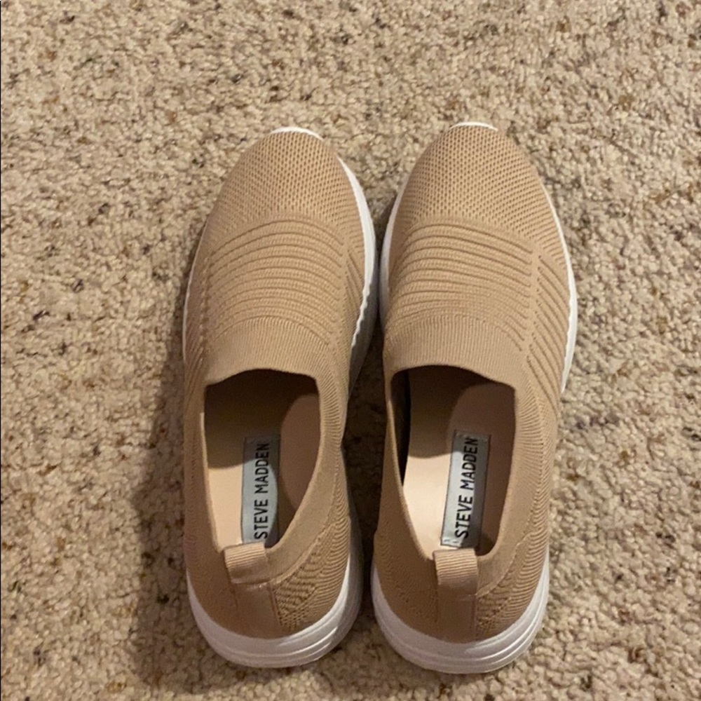 New with Box size 7 Steve Madden Sneakers